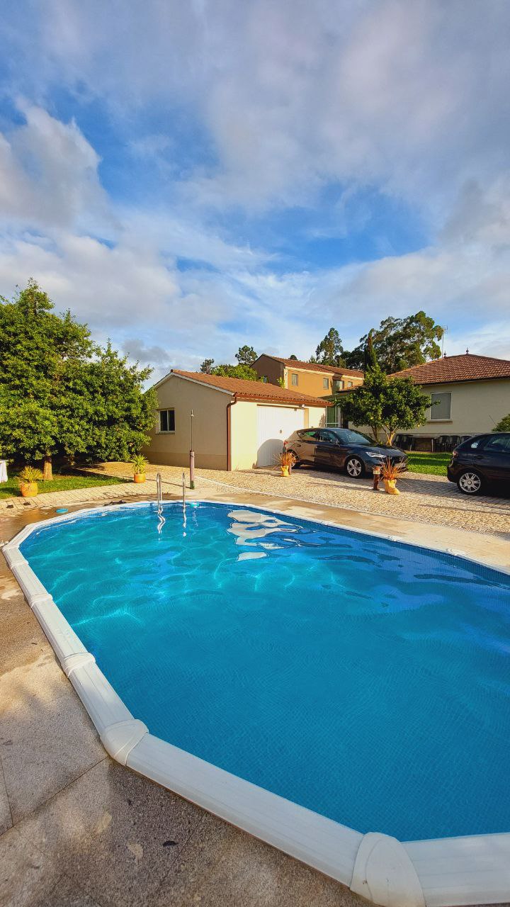 Piscina con casa de fondo