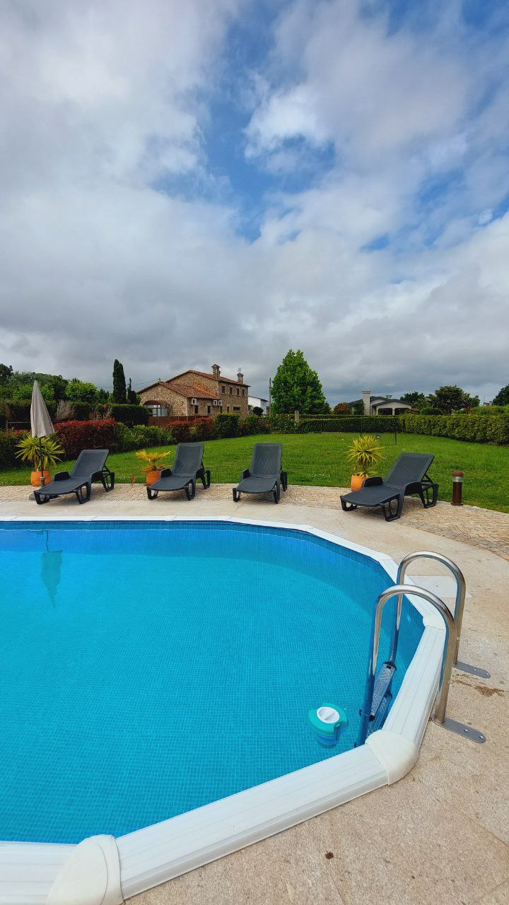 Piscina con terreno de fondo