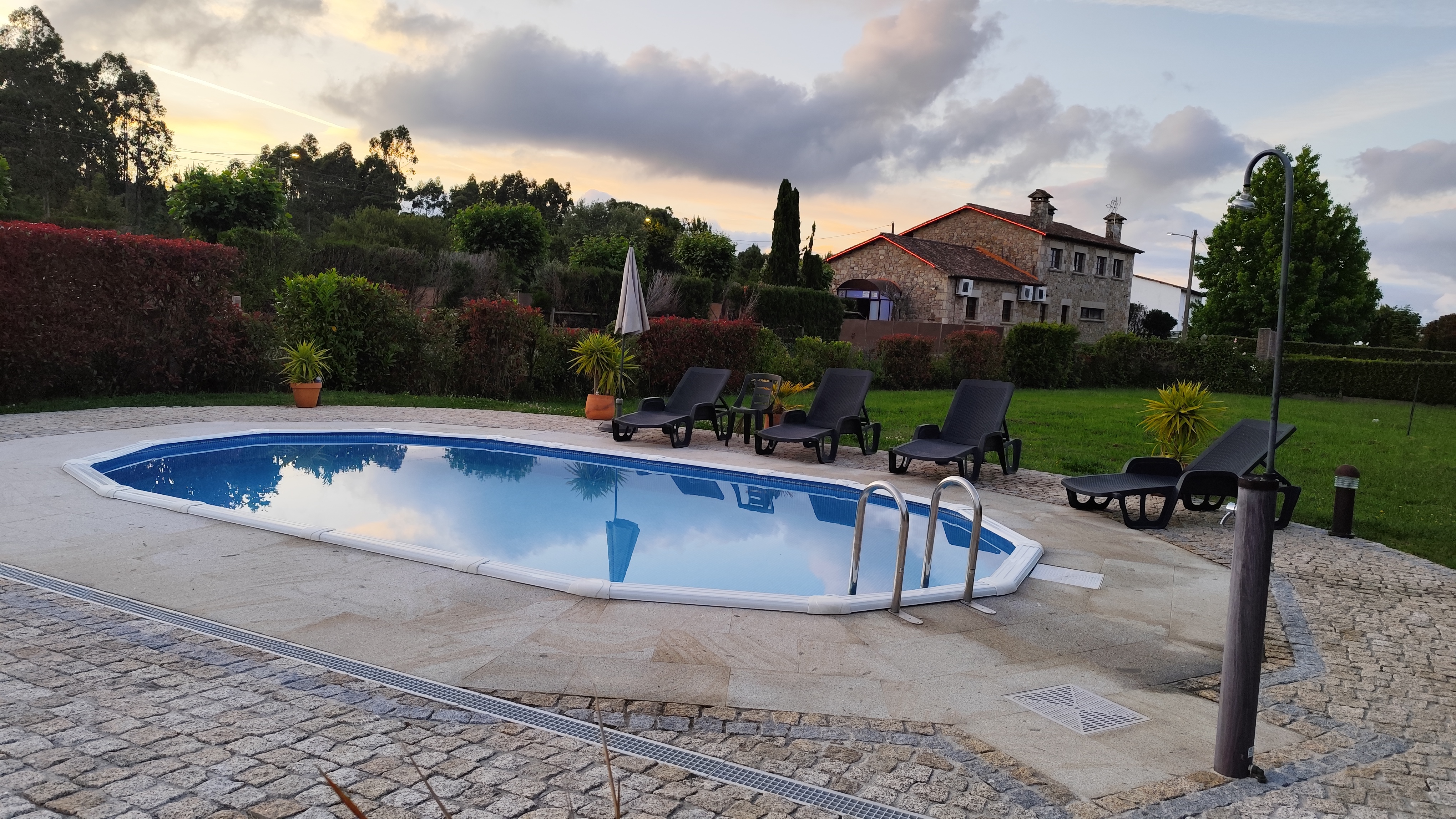 Piscina con pub nocturno atrás
