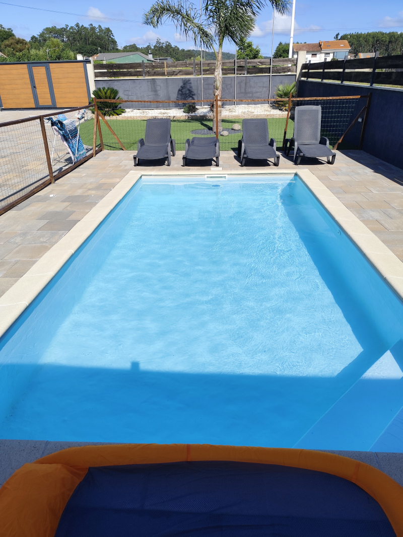Piscina con tumbonas