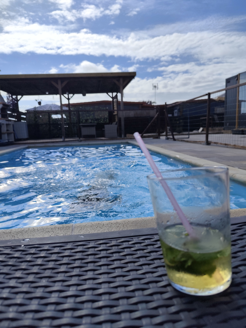 Piscina con comedor de fondo